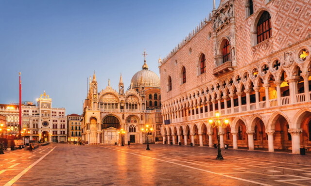 VENEZIA: Turister måtte betale 11 110 kroner for biff og vann